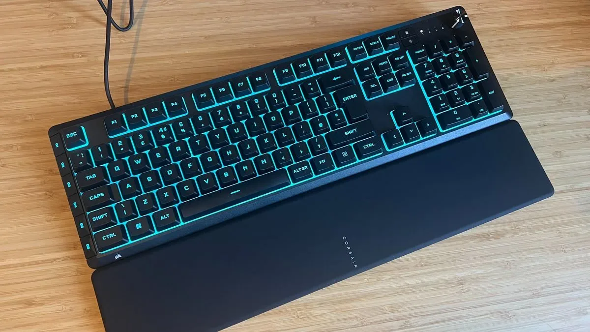Corsair Skiff 100 Plus with wrist rest attached on a wooden desk