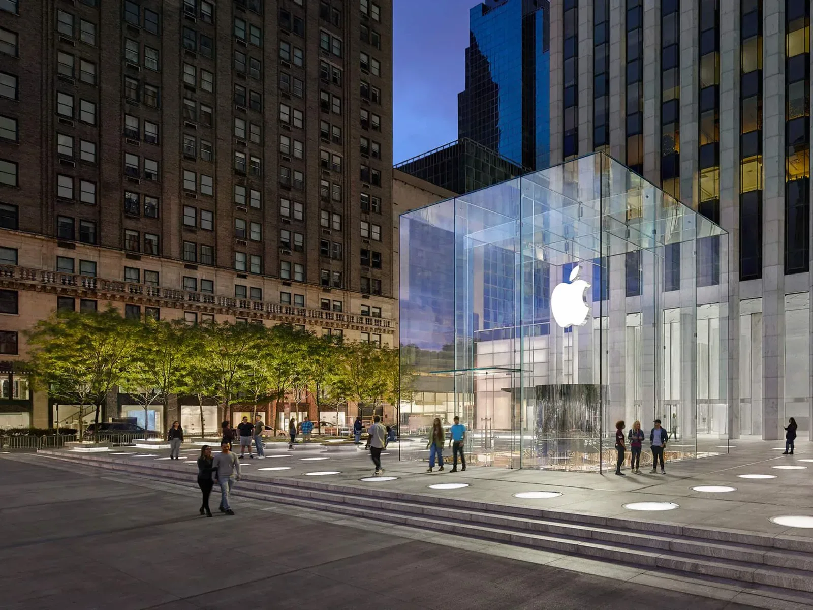 Apple Store display area demonstrating iPhone Duo StandBy mode