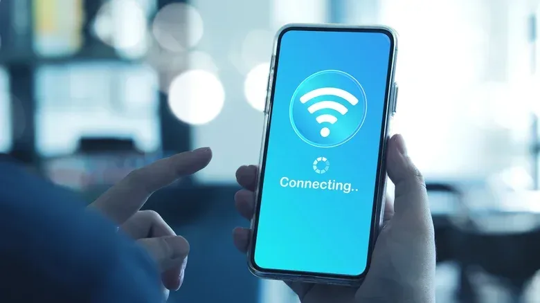 Home network diagram showing Wi-Fi devices using 2.4 GHz, 5 GHz and 6 GHz bands