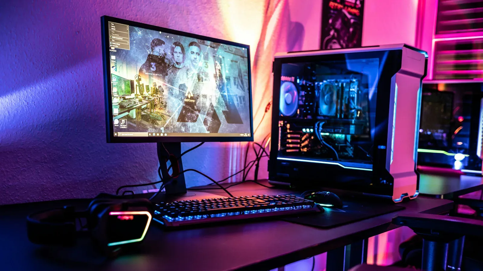 A PC gaming monitor showing a smooth game scene alongside a visual explanation of screen tearing