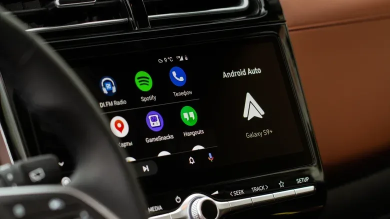 Android Auto settings menu with launcher customization options