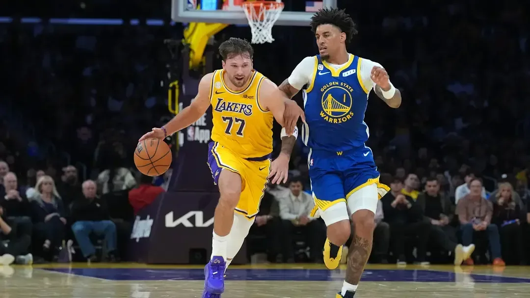 Golden State Warriors rookie Yaxel Lendeborg defending Luka Dončić during an early 2026-27 NBA game