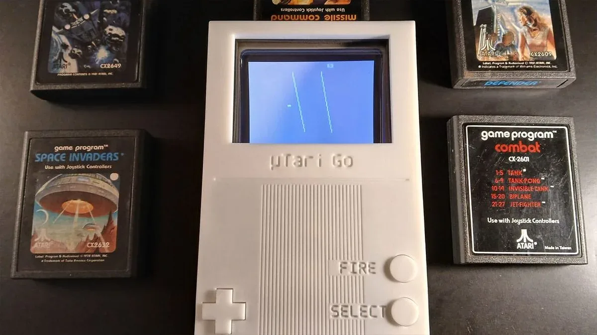 Nick Bild’s µTari Go handheld Atari 2600 with a built-in 4-inch CRT and cartridge slot