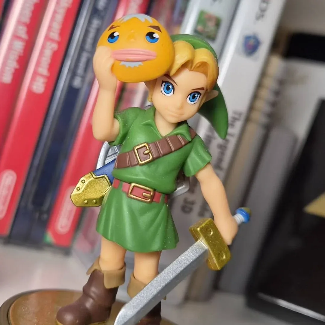 Majora's Mask Link amiibo holding a Goron Mask