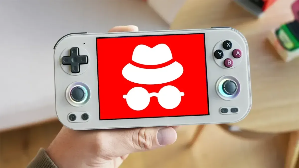 ANBERNIC-style retro handheld used to illustrate U.S. piracy-policy scrutiny