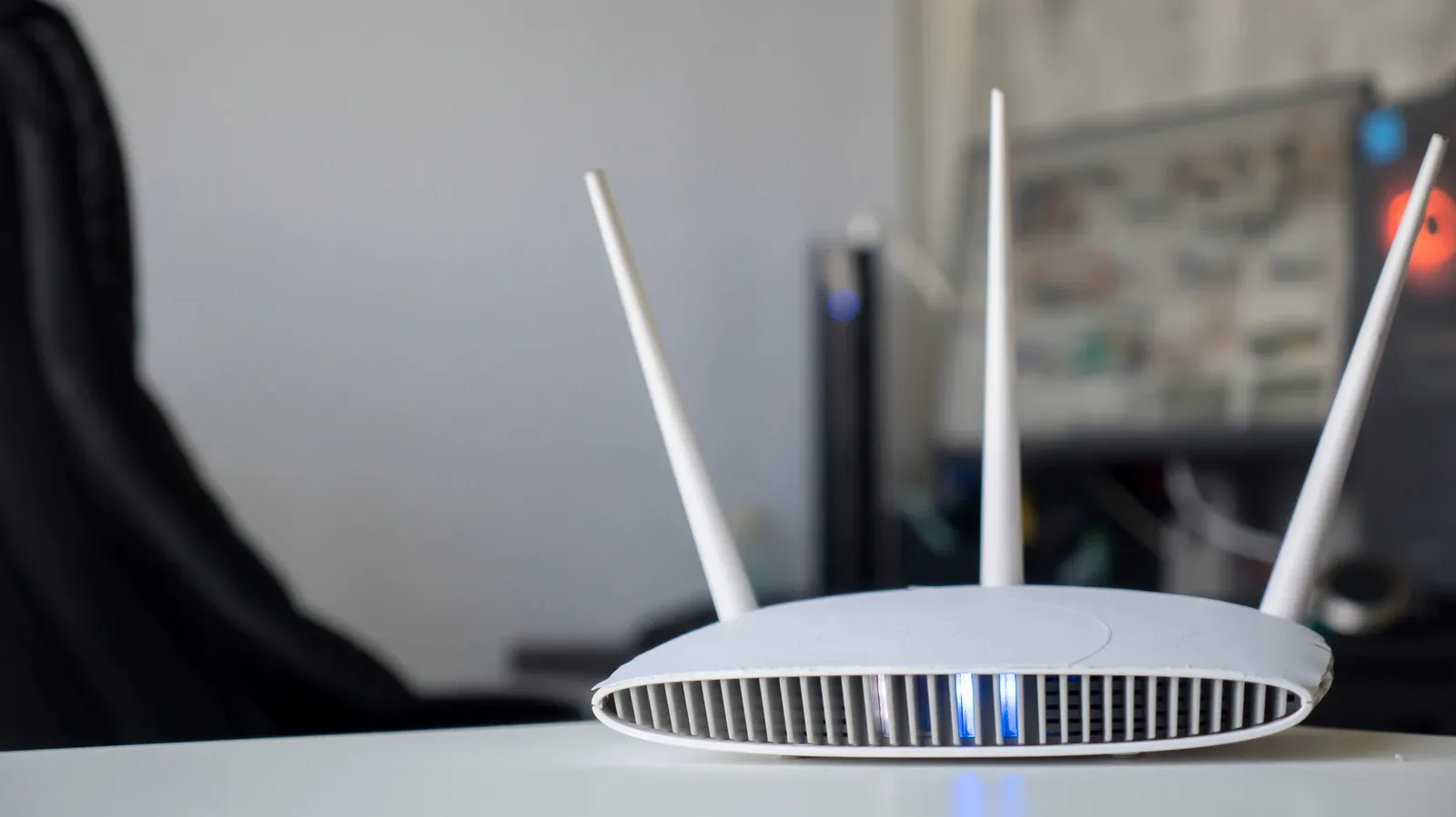 Netgear router front panel showing power, internet and Wi-Fi status LEDs