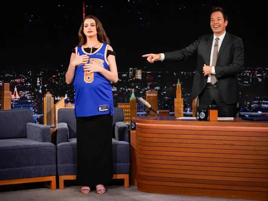 Anne Hathaway wearing a signed OG Anunoby New York Knicks jersey on a late-night television appearance