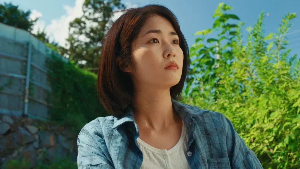 Kim Wookyum as street magician Manhyuk in Beach Fictions