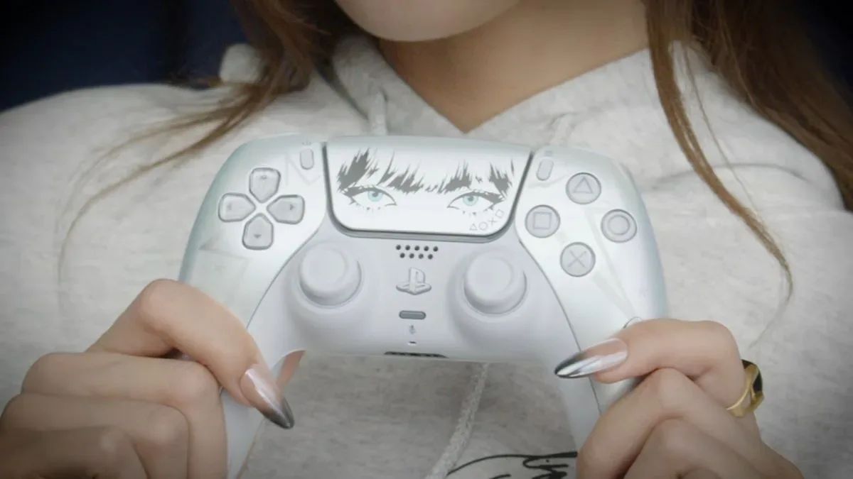 Lisa holding limited edition DualSense controller