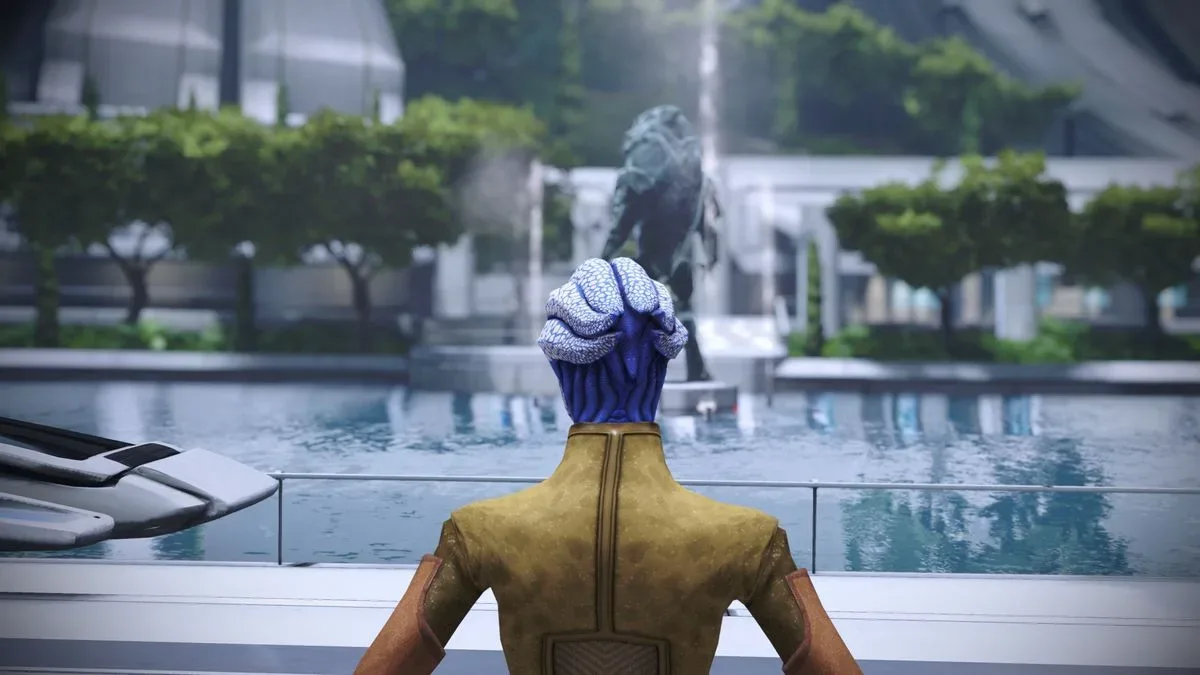 An a Asari looking at a statue in the Citadel in Mass Effect Legendary Edition