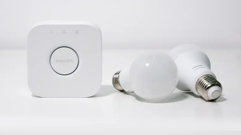 Diagram showing a Thread, Zigbee or Z-Wave mesh smart-home network