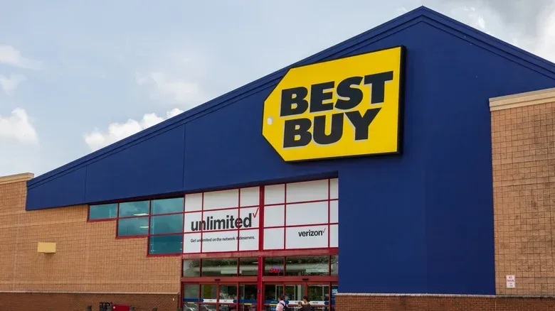 Exterior of a Best Buy with gray skies overhead.