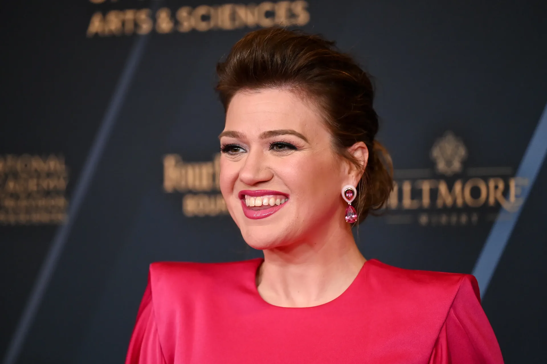 Kelly Clarkson discussing artificial intelligence and music charts