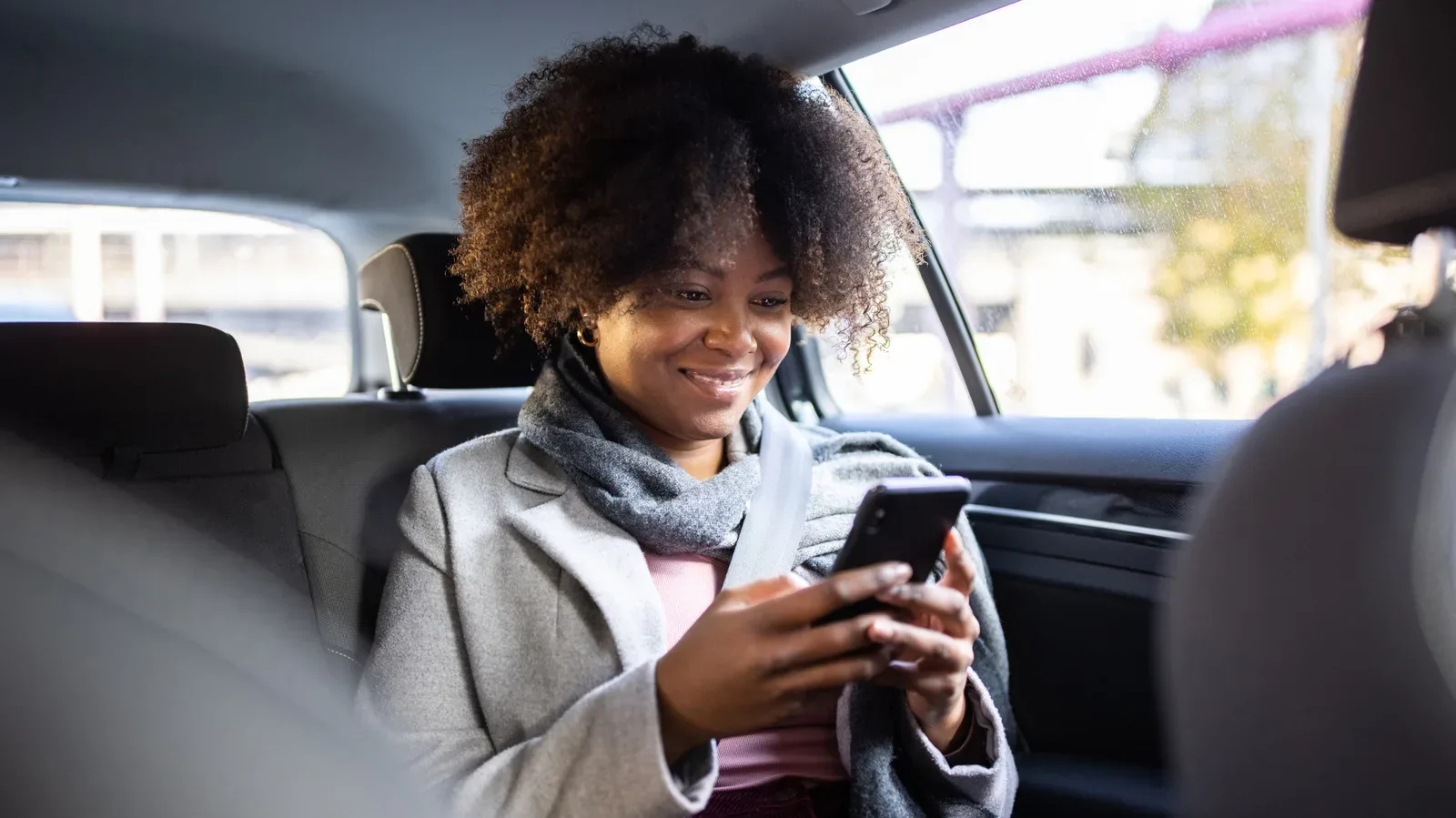 Android phone displaying Motion Assist edge markers during a car ride