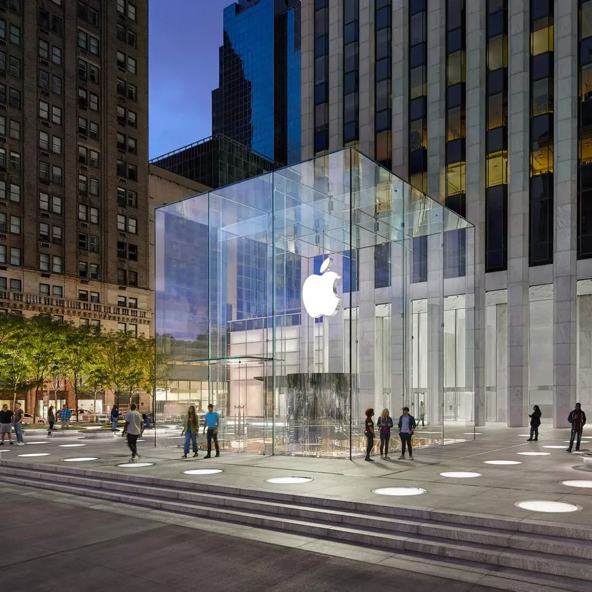 Apple’s iPhone Duo Store Push Will Be Big on Demo Units, Small on Available Stock