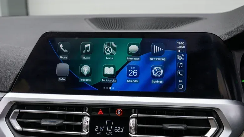 Car infotainment display using wireless Apple CarPlay
