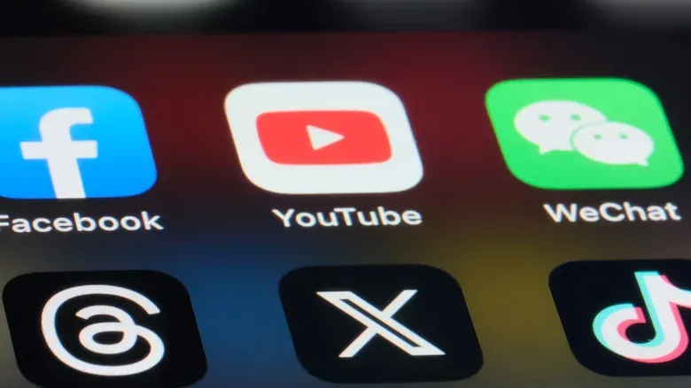 Greek parliament building representing Greece’s under-15 social media law