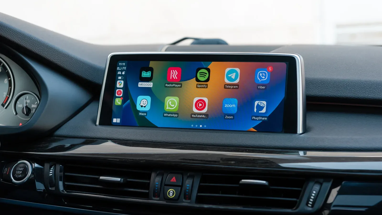 Apple CarPlay app switcher with a bell icon indicating automatic Siri message announcements