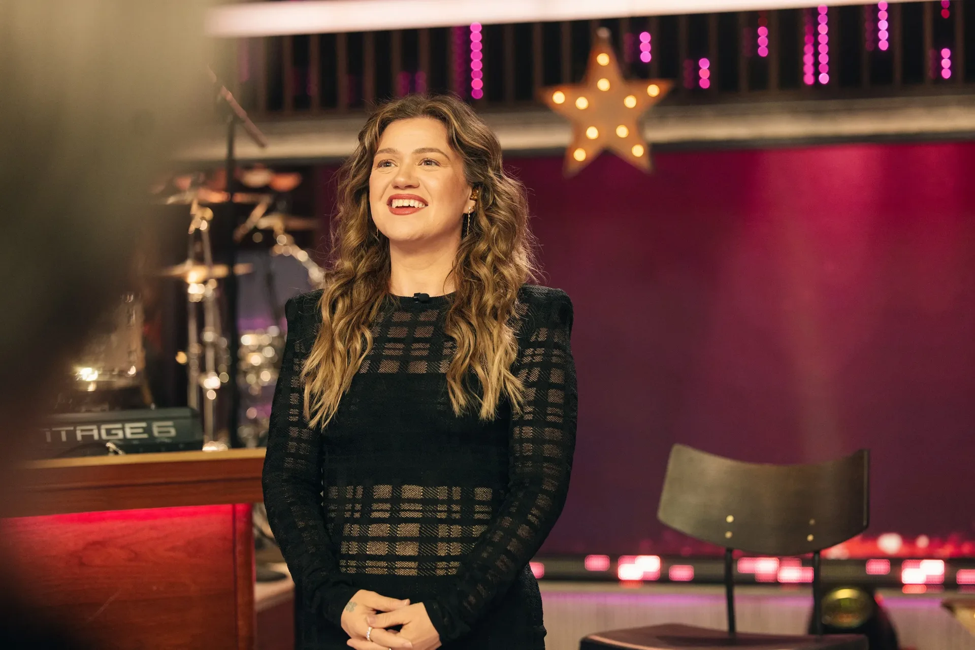 Kelly Clarkson browsing Art of Play in security footage