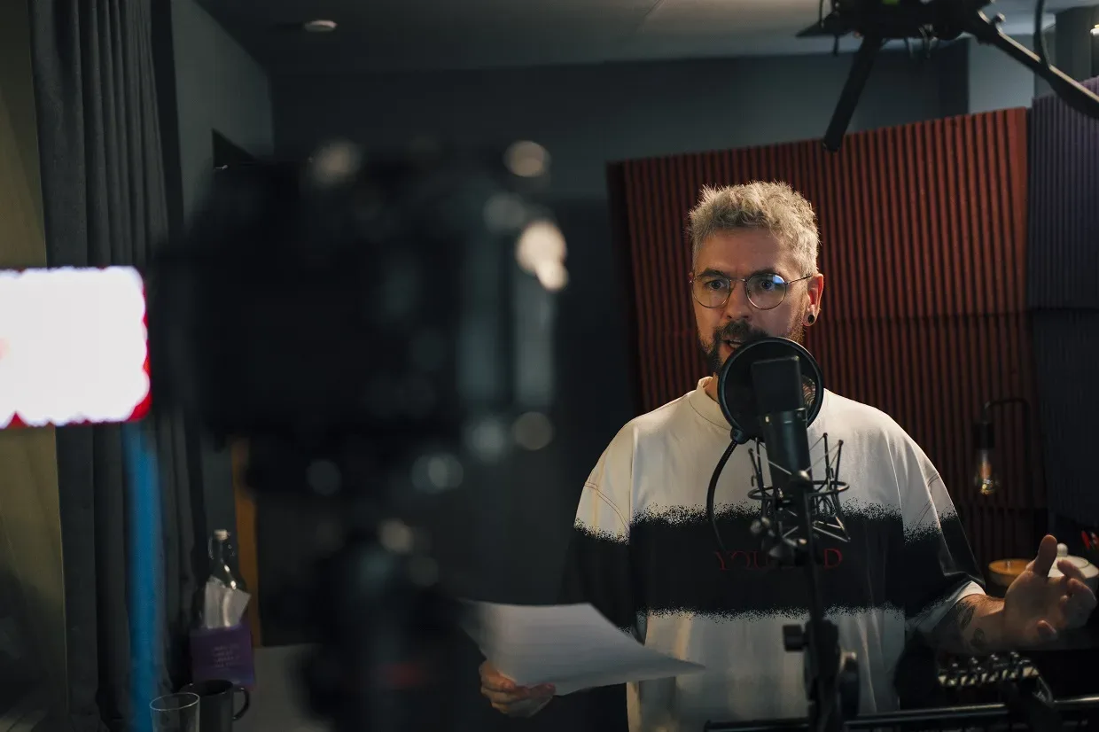 Jacksepticeye as Finn Colton, also known as Finnvictus, in The Host Elusive Target