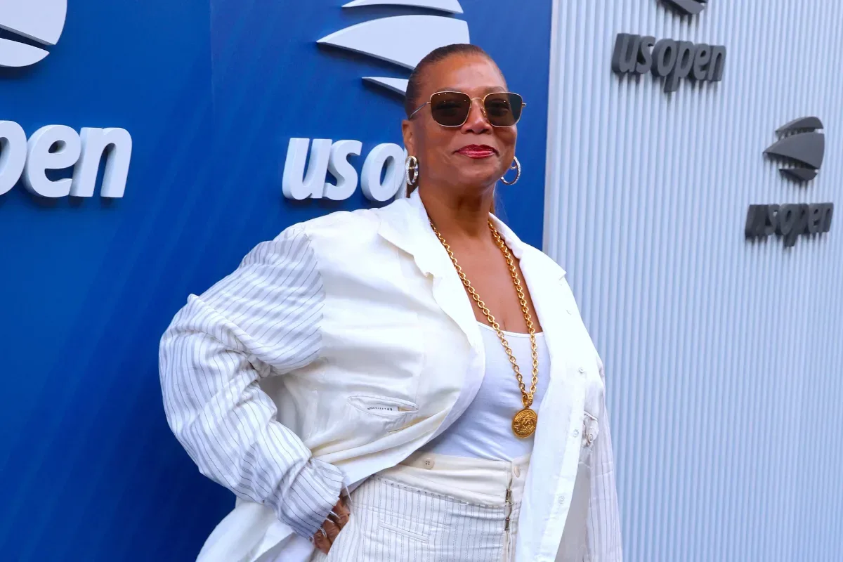 Queen Latifah coaching contestants during The Voice battle rounds