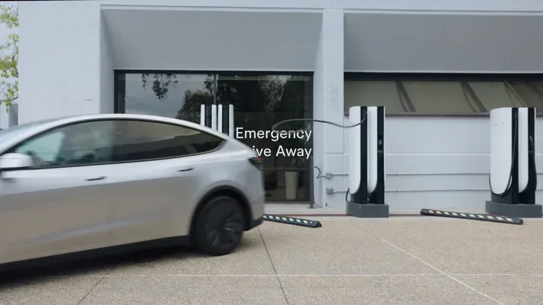 Tesla infotainment display showing an emergency drive-away warning