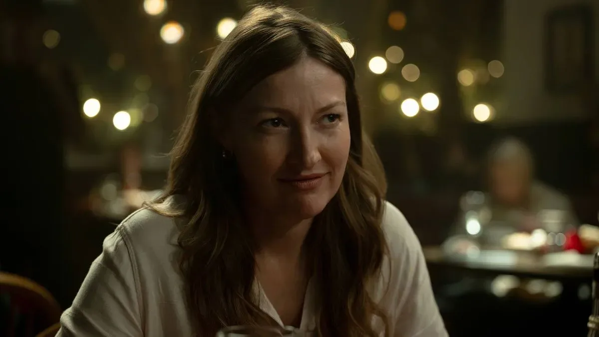 Kelly Macdonald as Sheriff Kane in an Italian restaurant in Lanterns season 1