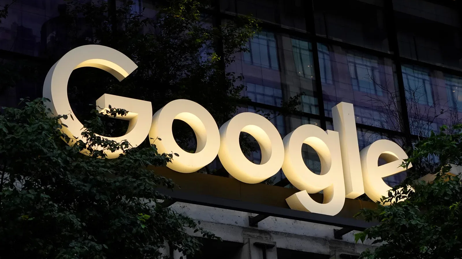 Google Search and Google News shown on a screen beside a Polish competition regulation document