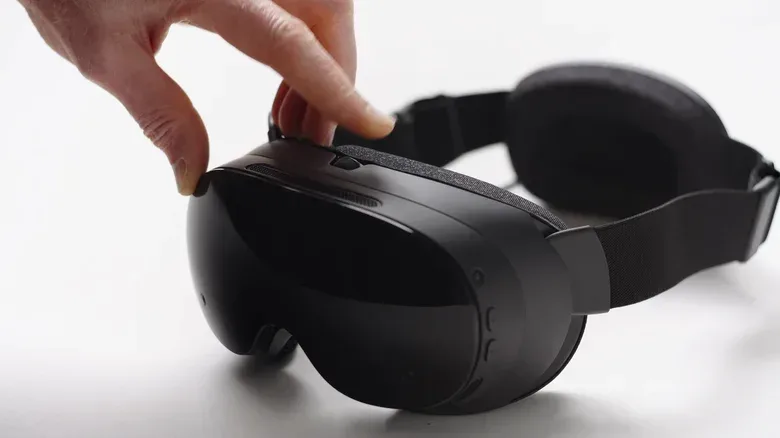 Steam Frame controllers with thumbsticks and headset repair components