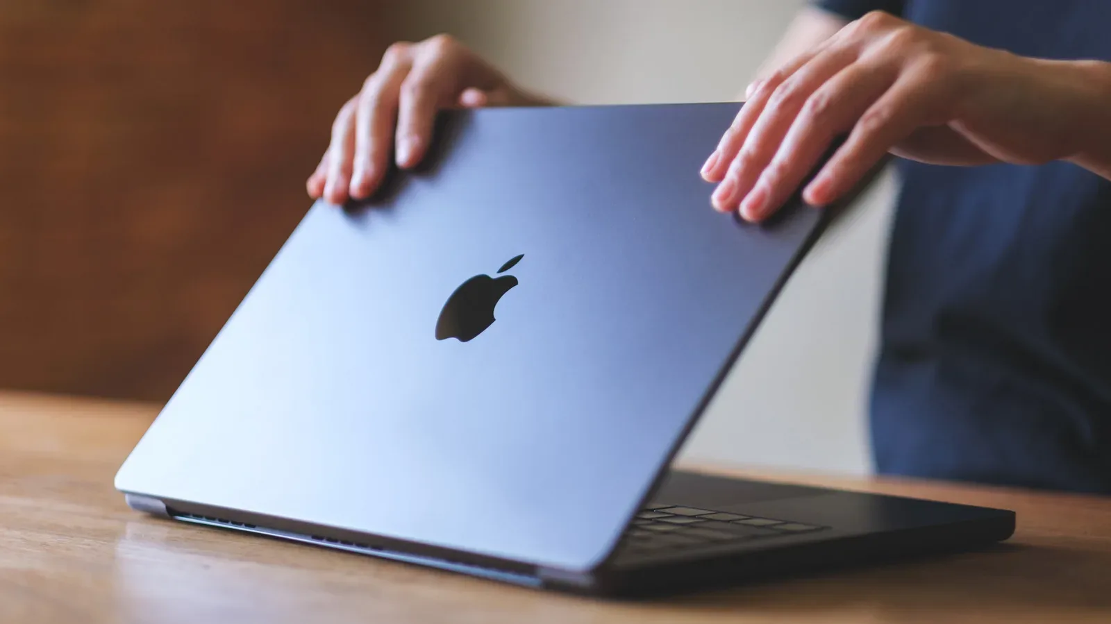 A closed MacBook illustrating the narrow gap between the display and keyboard
