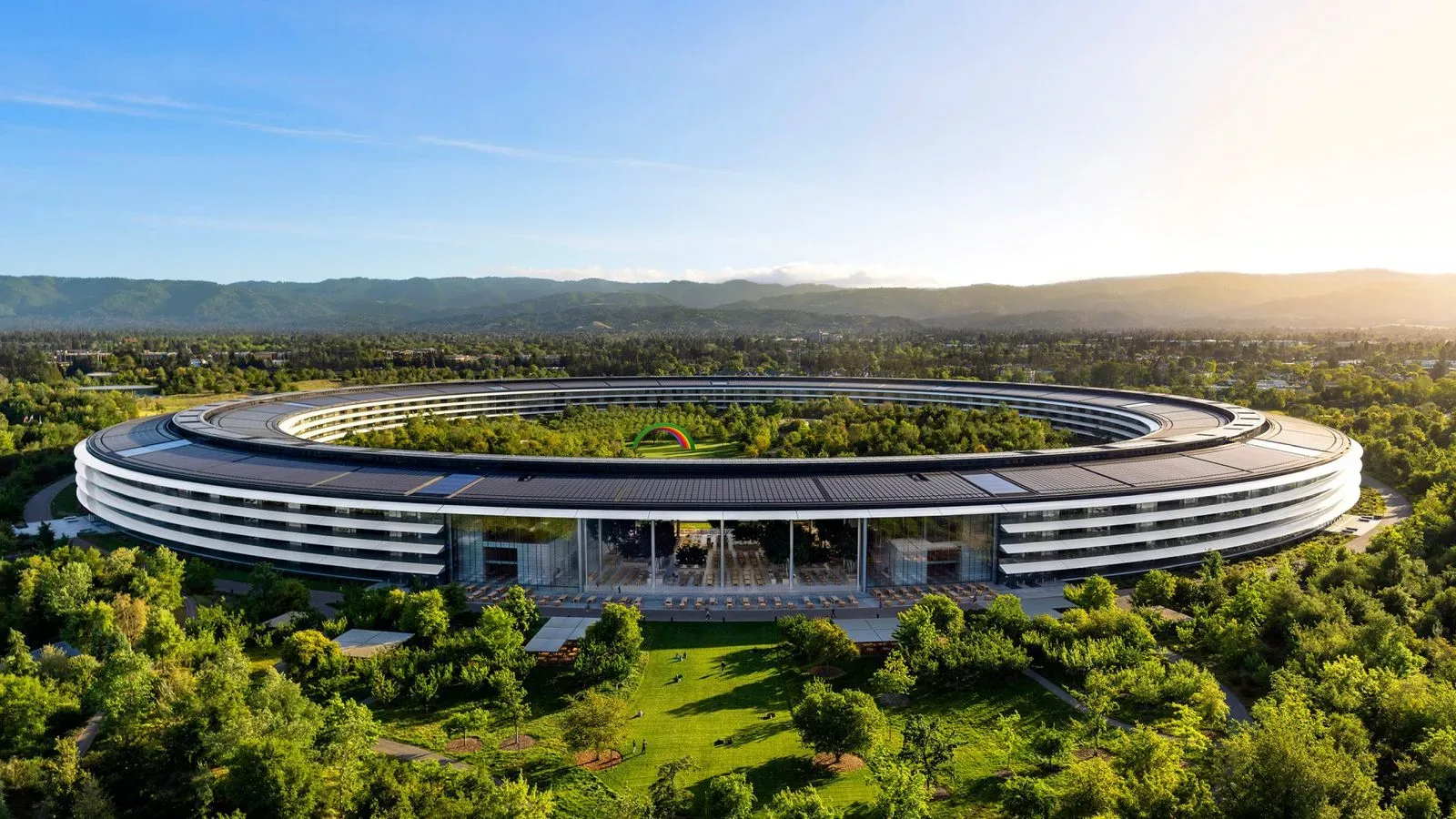 Apple hardware engineering leadership transition focused on display development
