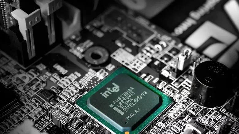 DDR4 and DDR5 memory modules representing PC gaming build choices