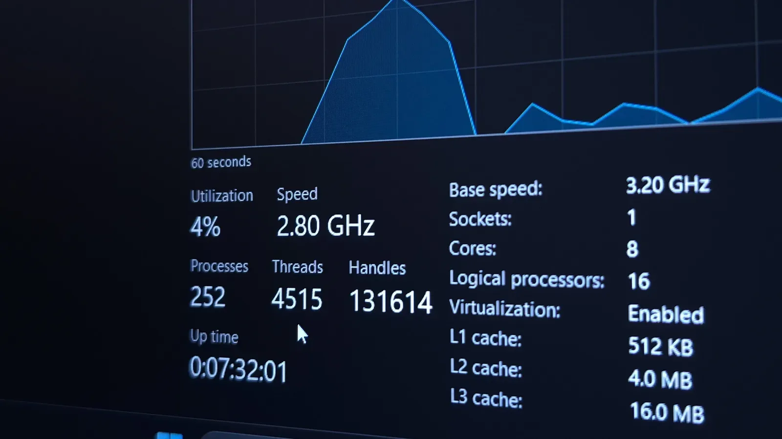 Windows Task Manager Processes tab showing CPU, memory, disk and network activity