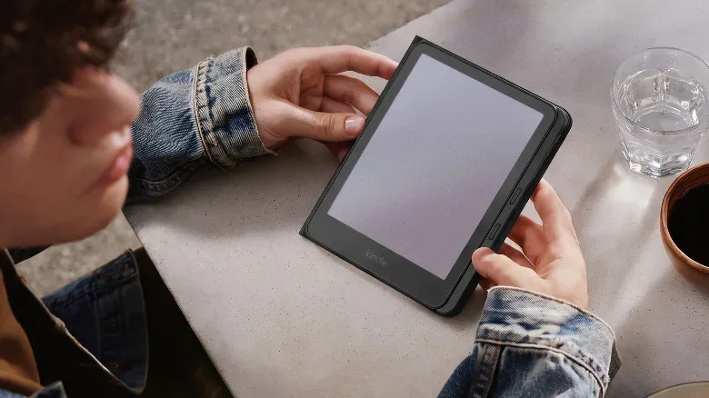 Kindle charging stand holding a compatible Signature Edition e-reader