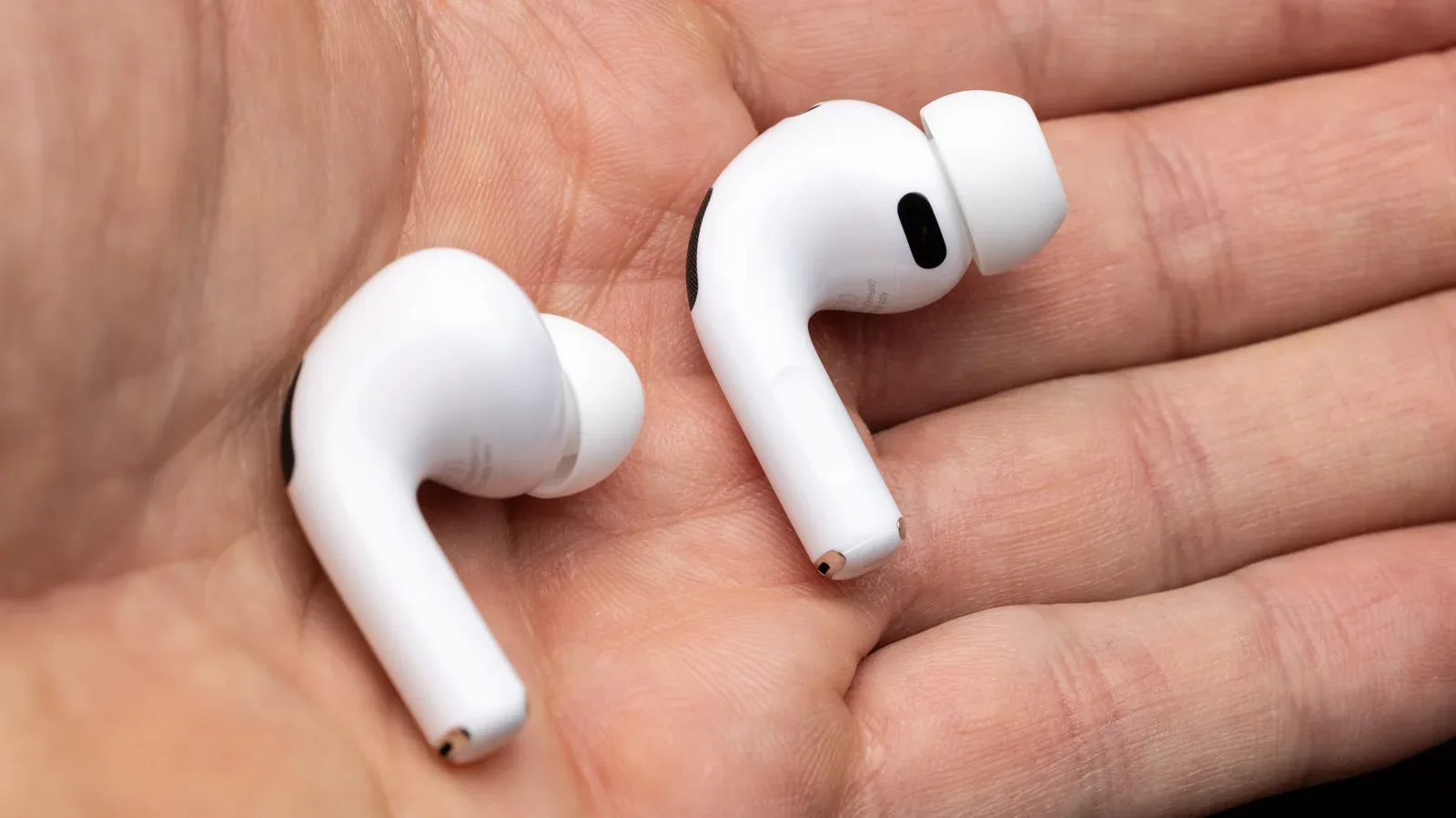 AirPods connection settings showing device switching options